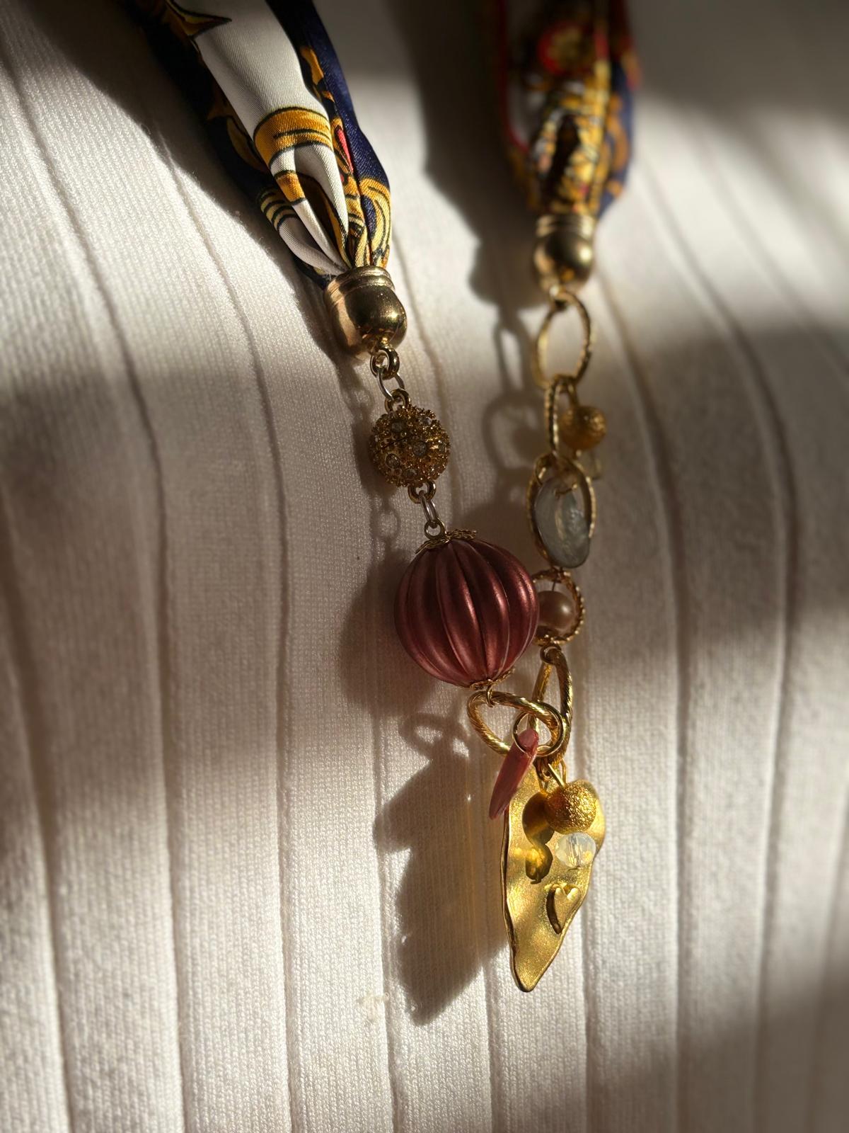 Collar: Color oro con corazón en metal