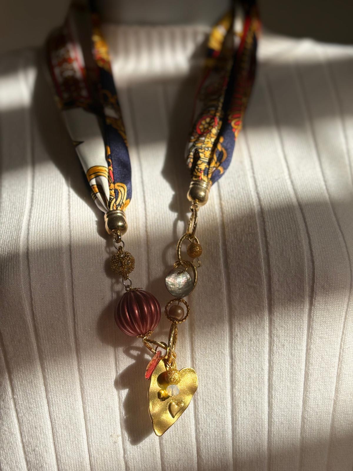 Collar: Color oro con corazón en metal