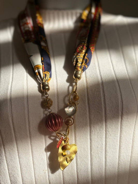 Collar: Color oro con corazón en metal