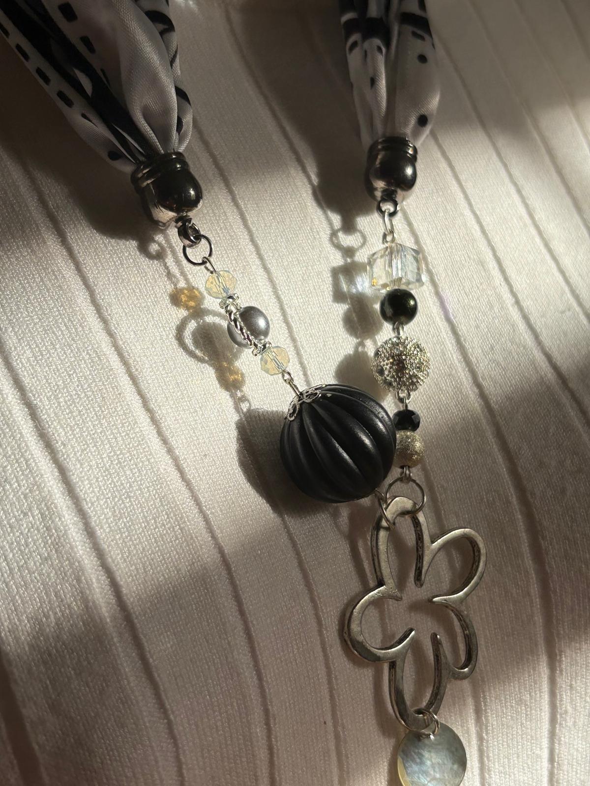 Collar: Negro con Flor