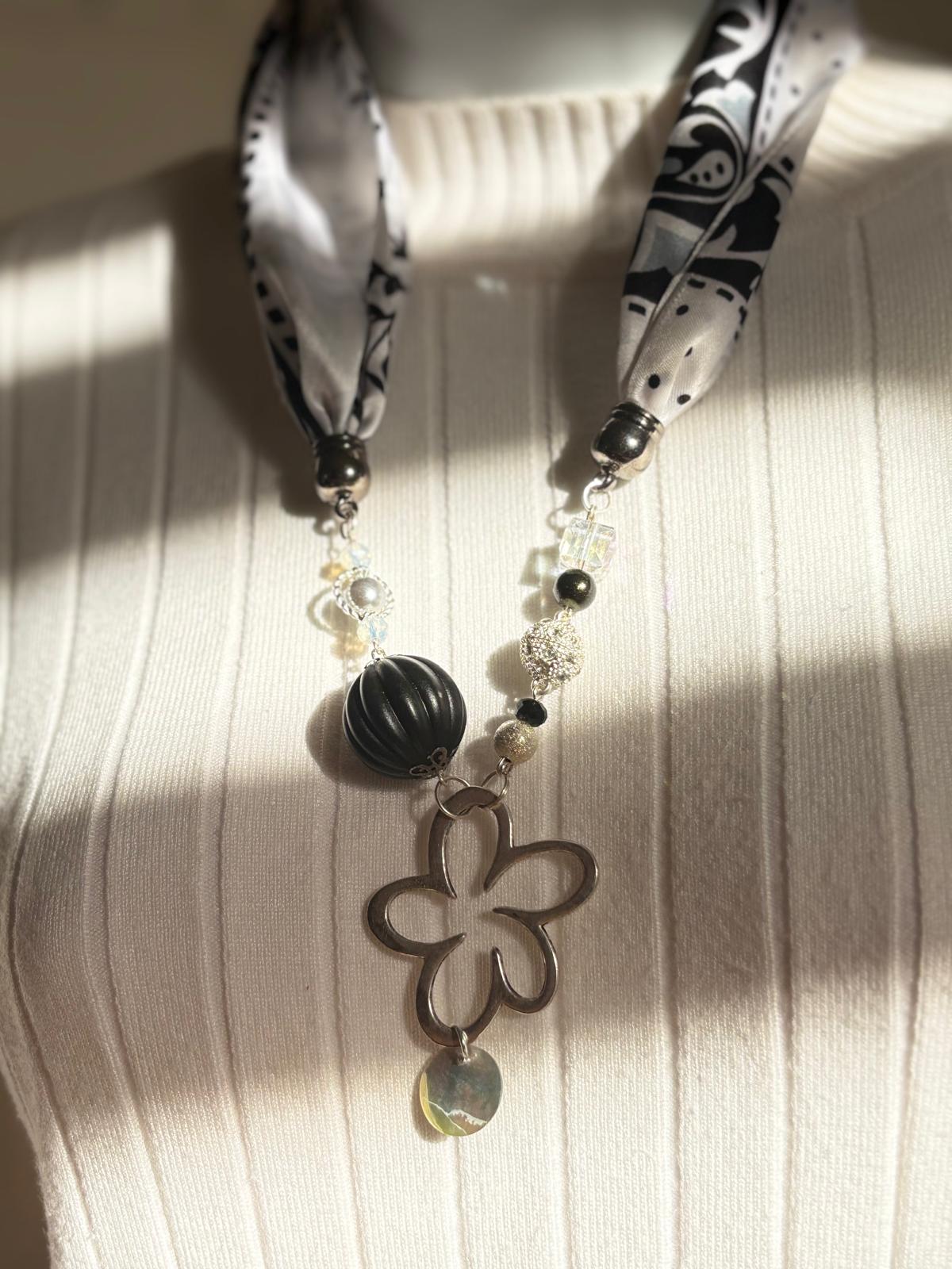 Collar: Negro con Flor