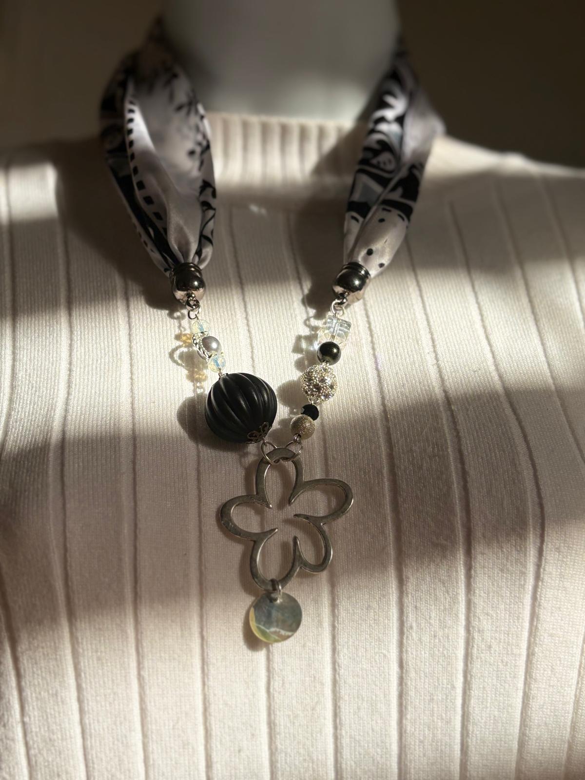 Collar: Negro con Flor