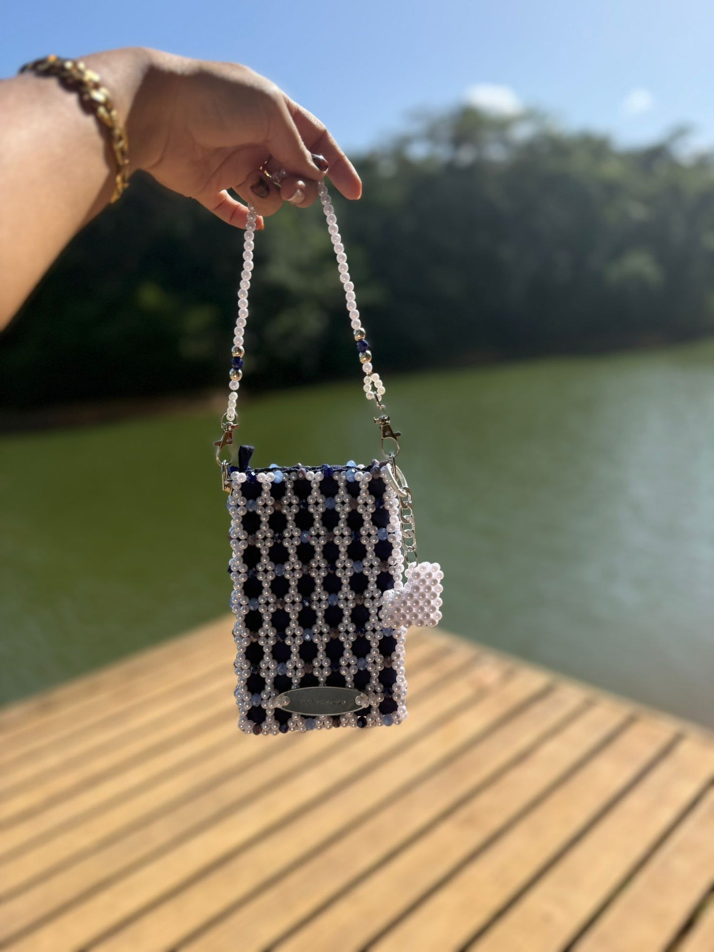 Cartera en Perlas: Azul y Blanca