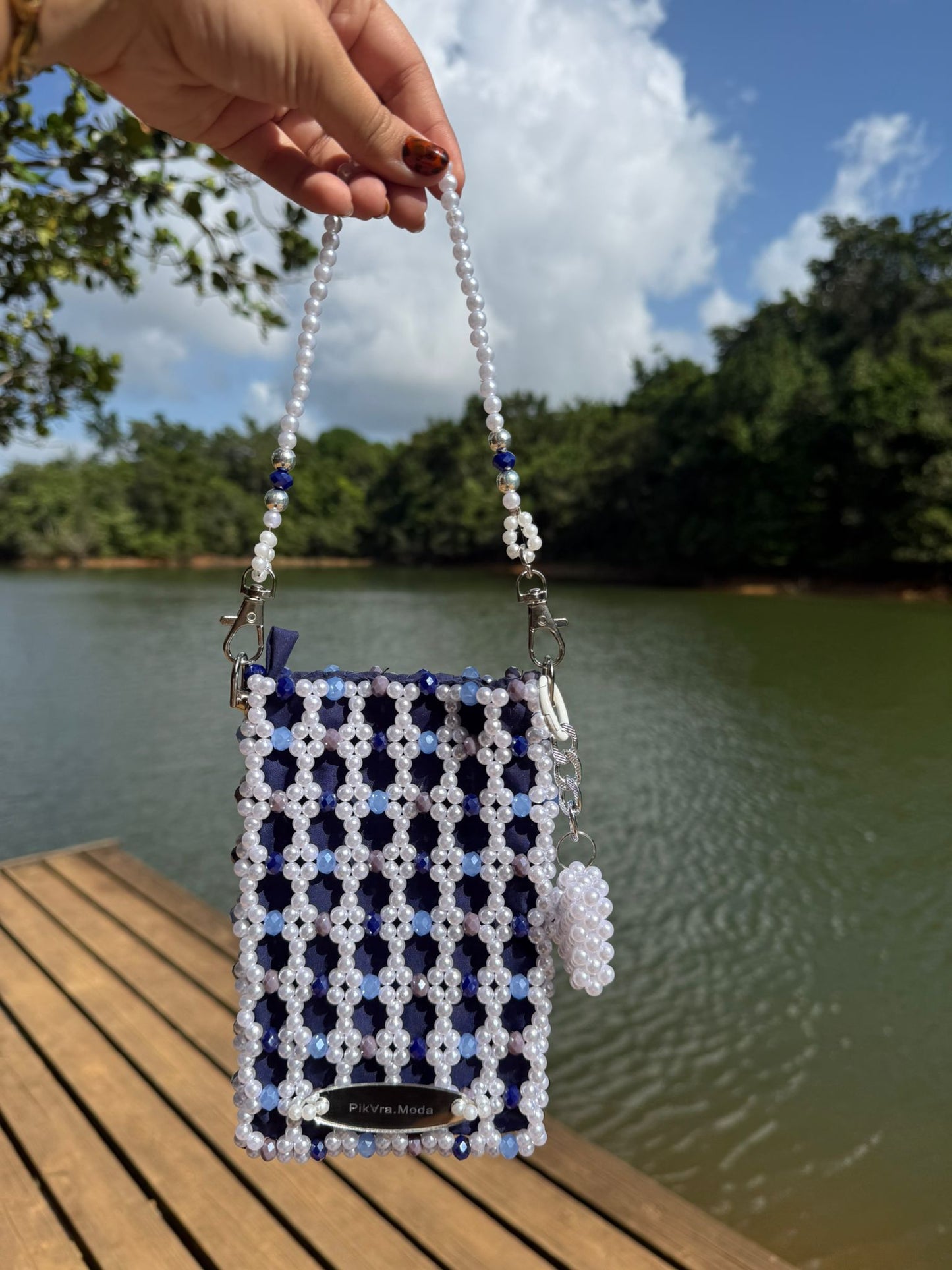 Cartera en Perlas: Azul y Blanca
