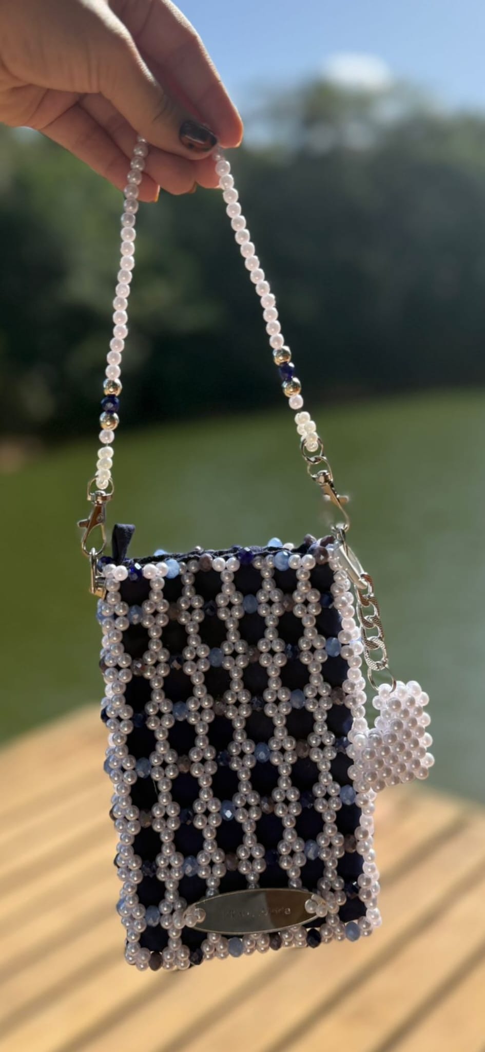 Cartera en Perlas: Azul y Blanca