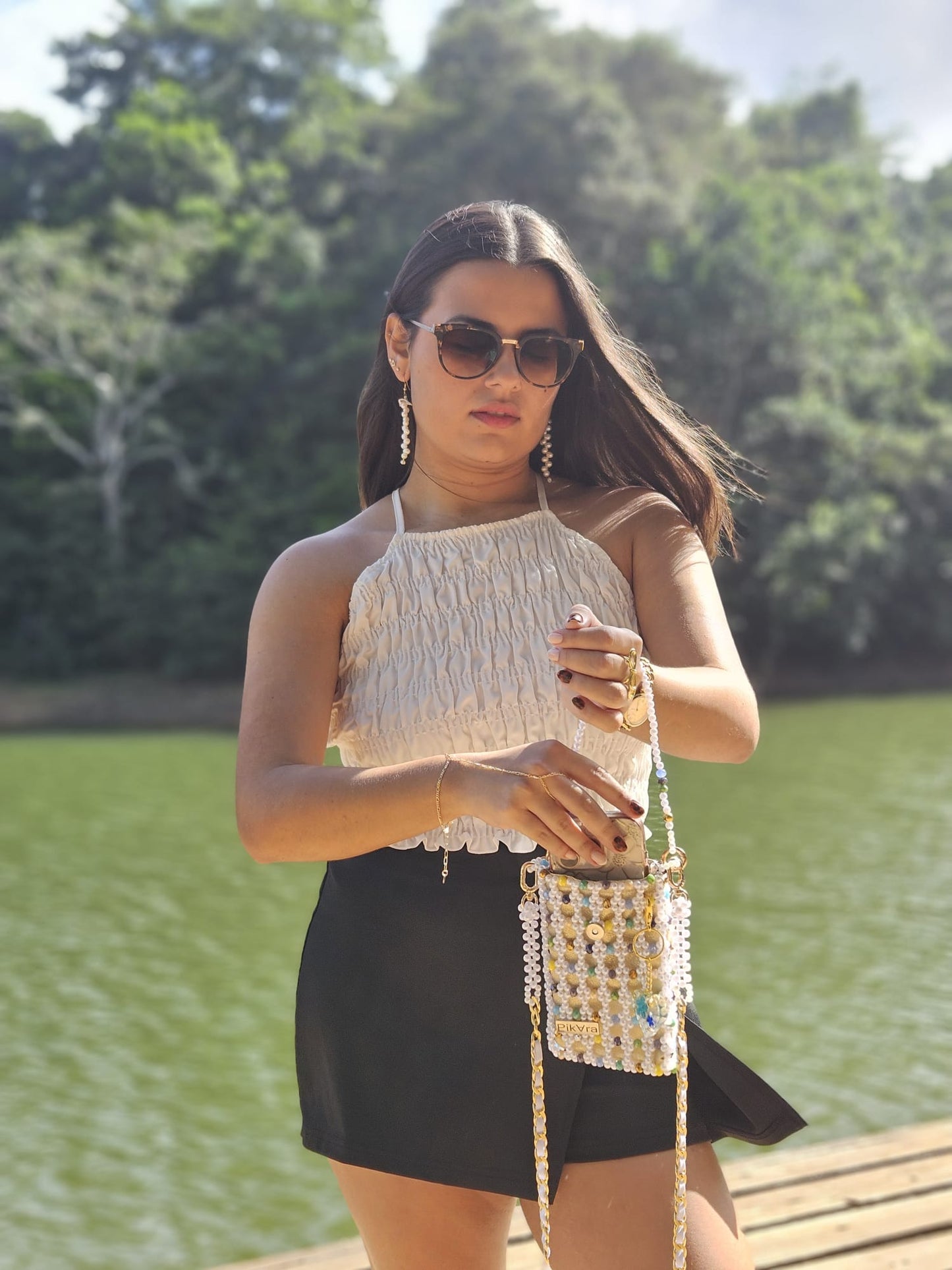 Cartera en Perlas: Blancas con Colores