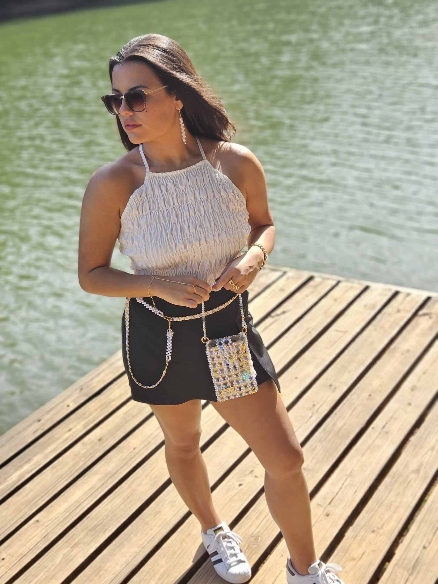 Cartera en Perlas: Blancas con Colores