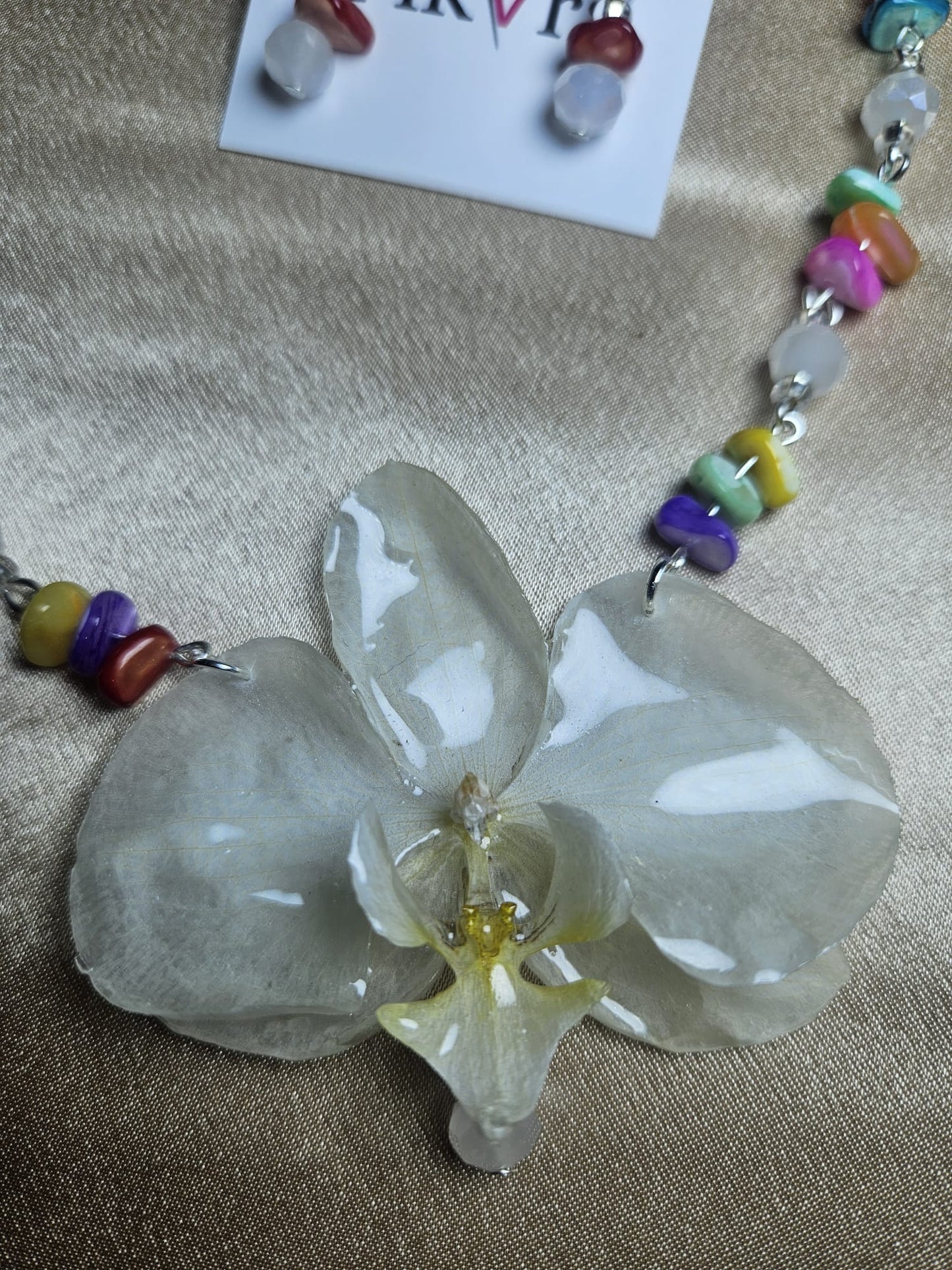 Collar orquidea blanca