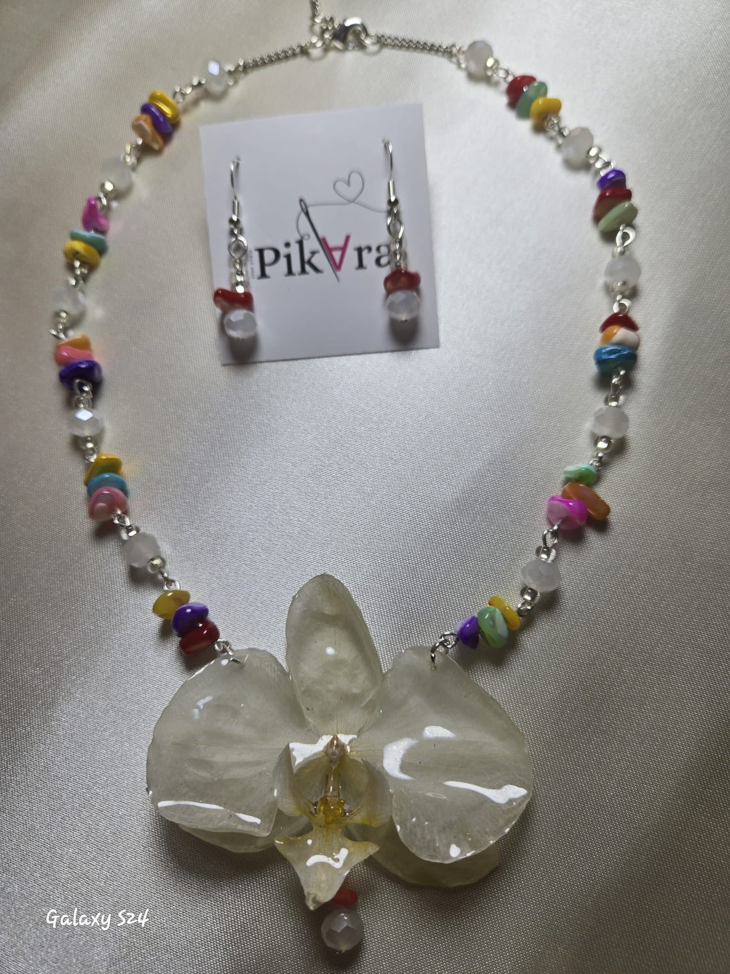 Collar orquidea blanca